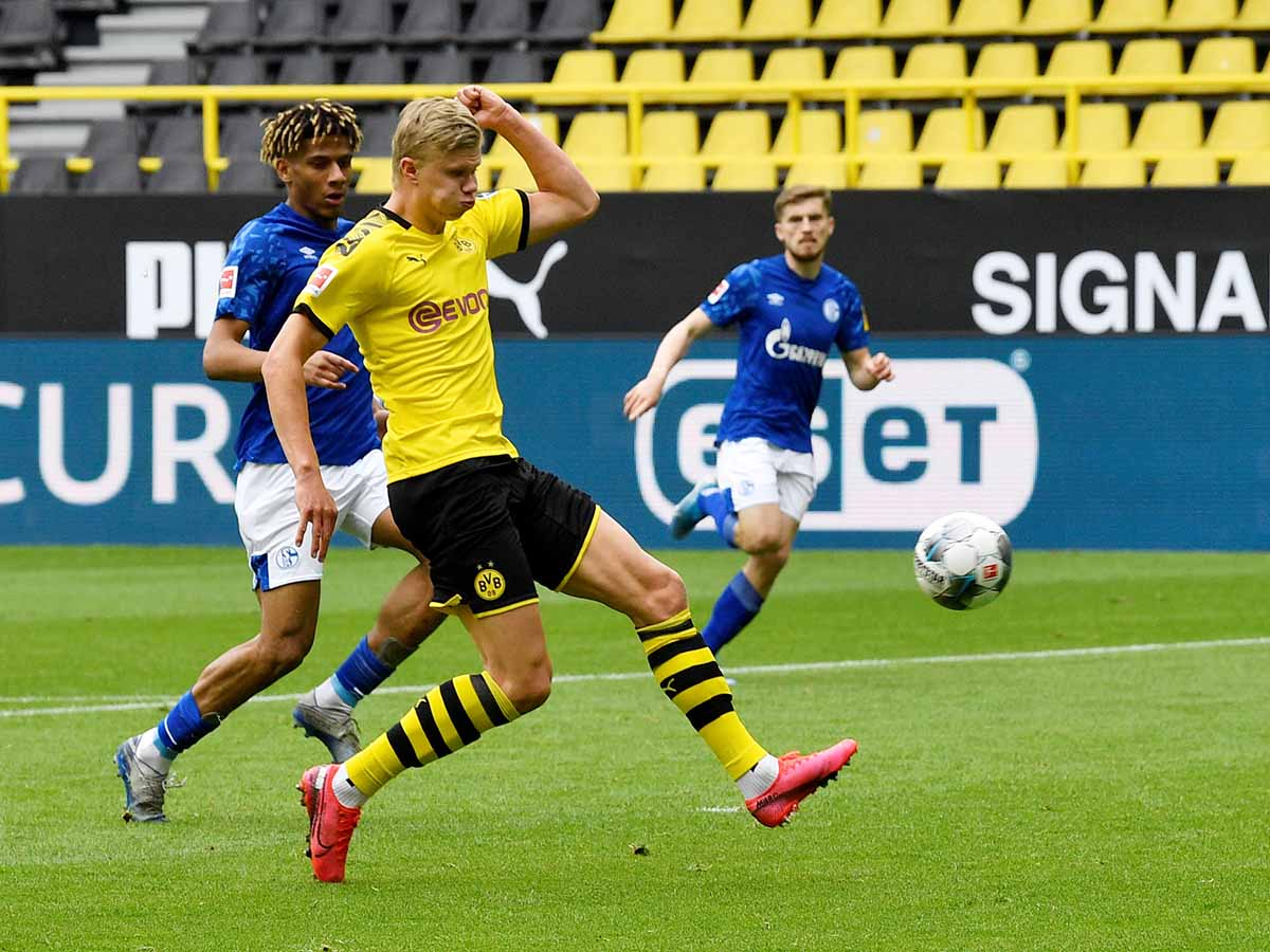 Bundesliga - Borussia Dortmund v Schalke 04